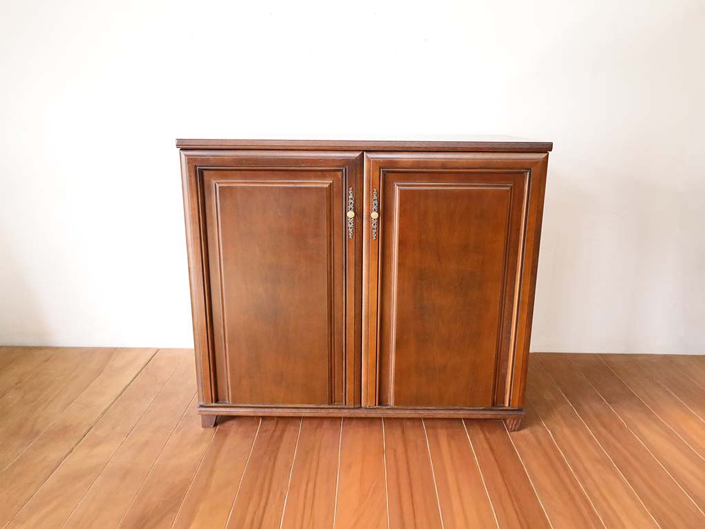 婚礼タンスの下部をカットし、扉はつまみの位置を基準にしてカットした。