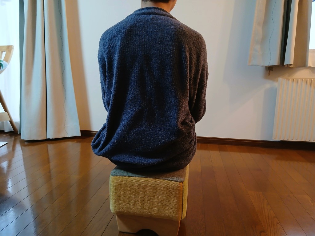 子どもが座った様子
